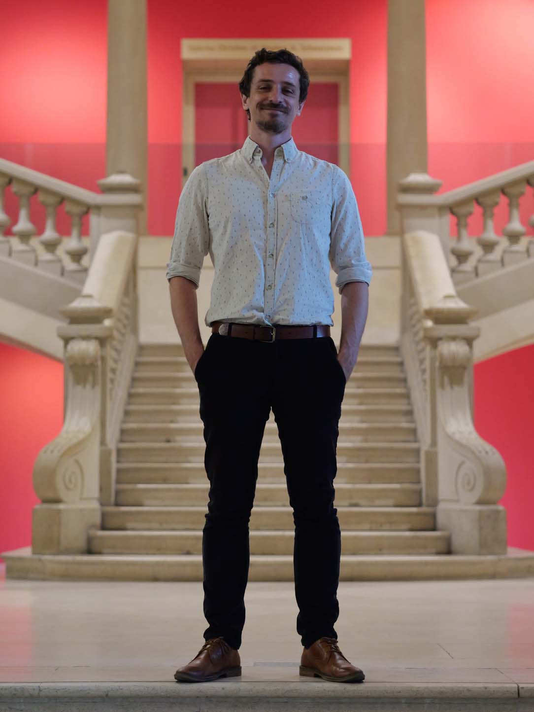 Homme se tenant devant les escaliers du Musée des Art Décoratifs (photo brute)